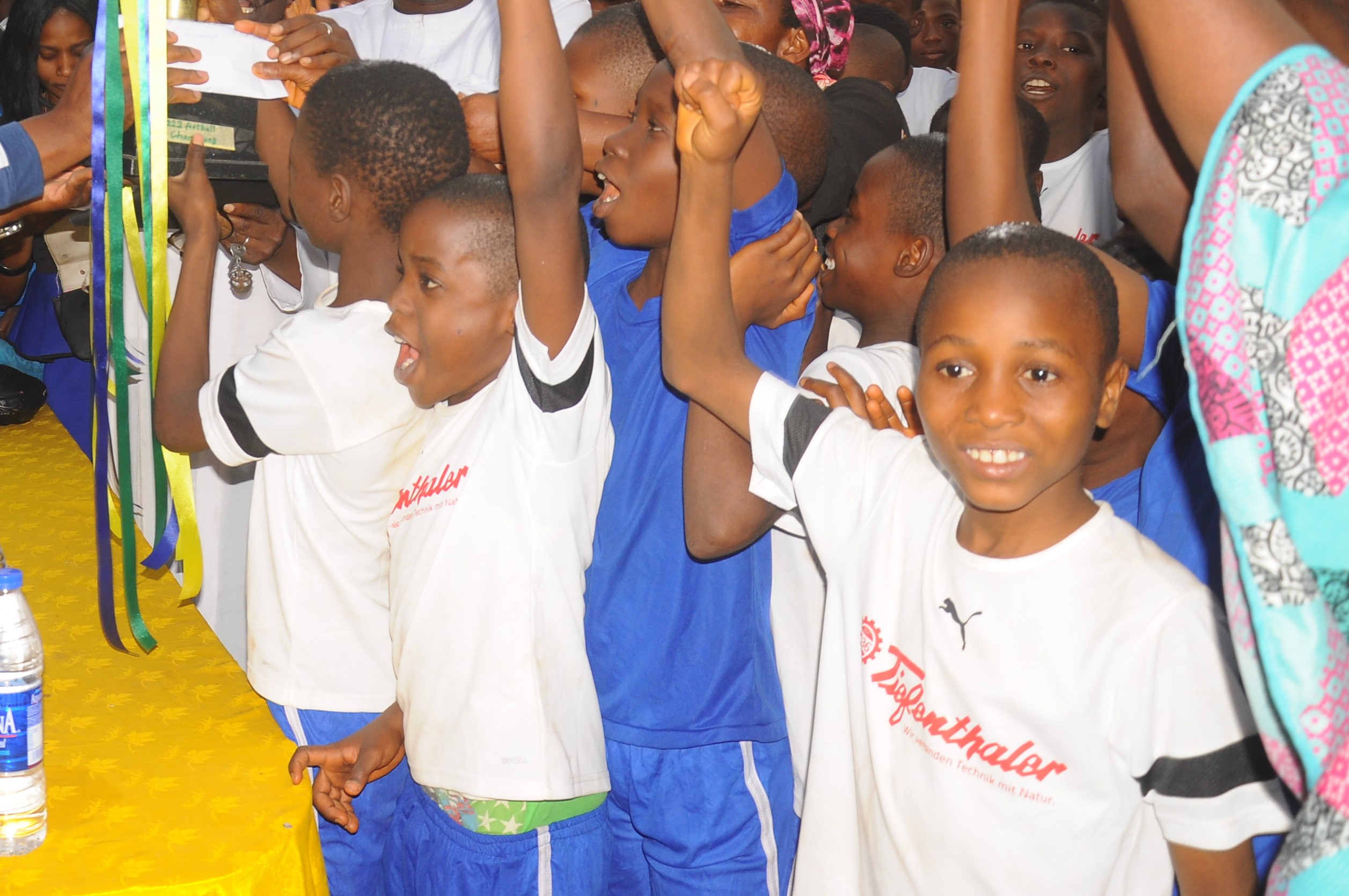 Afrikanische Kinder greifen nach einer Person